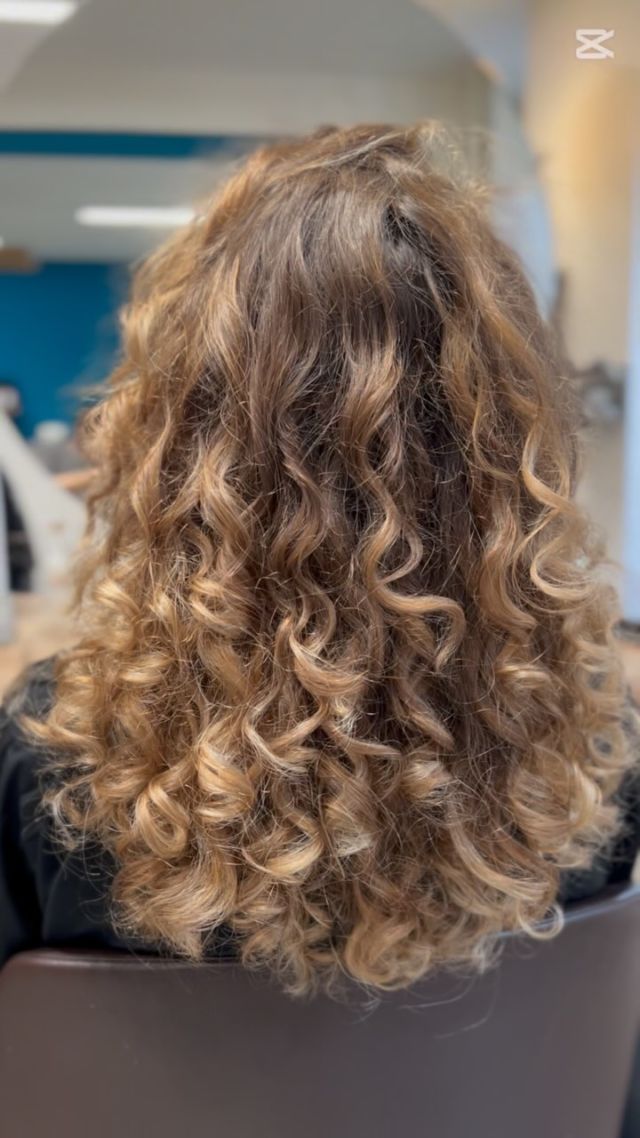 Travail en duo pour Sophie et Clarisse 👯♀️
Chaque mardi, retrouvez Clarisse, coiffeuse spécialisée dans les cheveux texturés : ondulés, bouclés, afro… ➰
#salondecoiffurelausanne #nomad #nomadstyle #lausanne #coiffeur #curlyhair