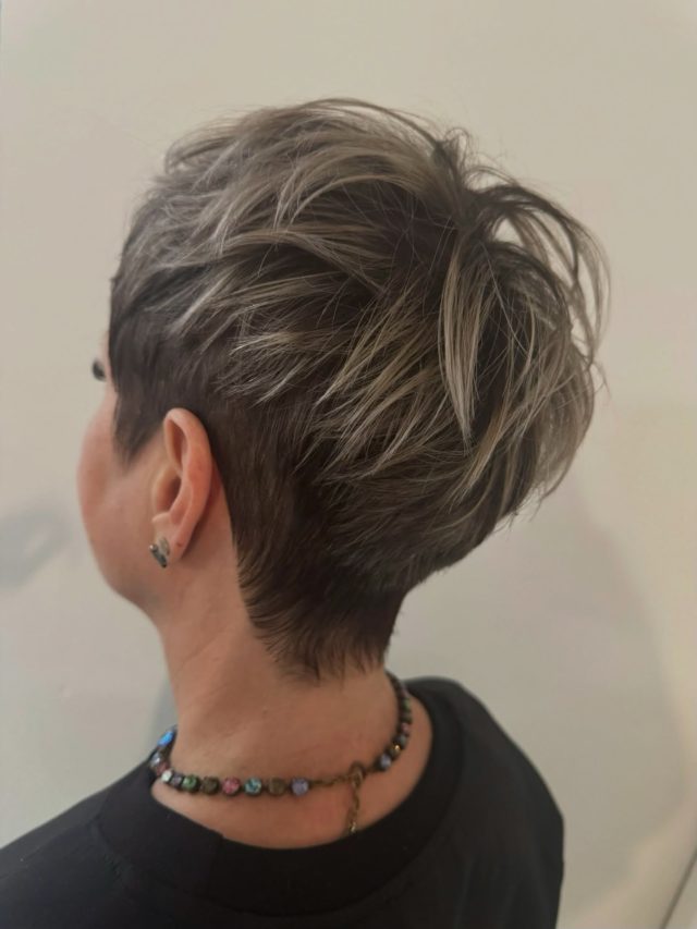 Un pixie lumineux, texturisé et plein de mouvement 🌿

#pixiecut #coupecourte #hairtransformation #hairartist #coiffeuse #teamwork #hairstyle #hairinspiration #hairtexture #blondhair #hairlightening #haircolorist #beforeafterhair #salondecoiffure #hairdetails #frenchhairdresser #hairlove #coiffurefemme #coiffeurlausanne #orealprofessionel #davinescolor #passioncoiffure #coloriste #styliste
