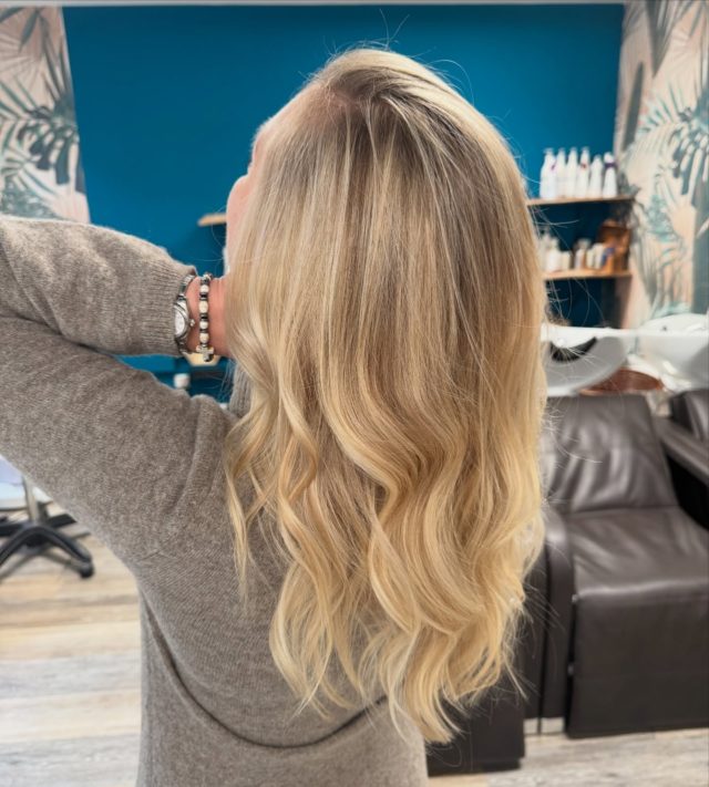 Un blond solaire avec des nuances parfaitement fondues, des waves légères et un glow naturel. 

La douceur et l’élégance en un seul look ✨💛 

#blonding #blondhairdontcare #blondbalayage #blonddoré #hairdresser #haircut #hairstylist #haircolor #haircolorspecialist #davines #passion #art #artist #pro #workworkworkworkwork #coiffure