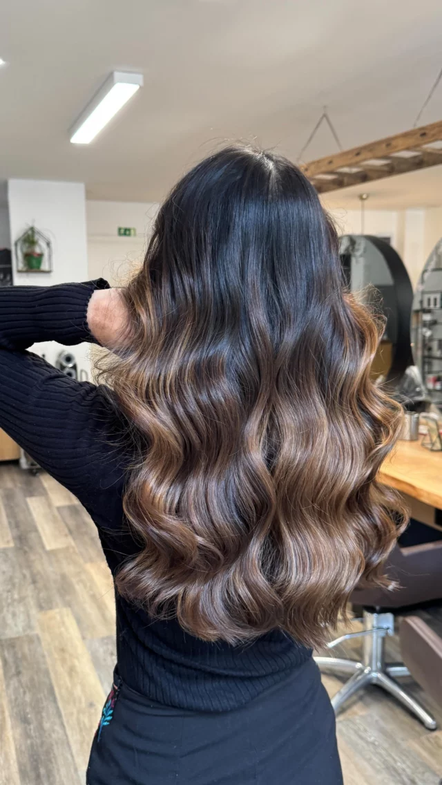 Pourquoi opter pour le wavy ? 

• Mouvement instantané
• Volume sans effort 
• Des reflets qui captent la lumière

 Résultat : des cheveux vivants, pas figés 

#ghdhair #wavyhairstyle #balayagegoals #brillance