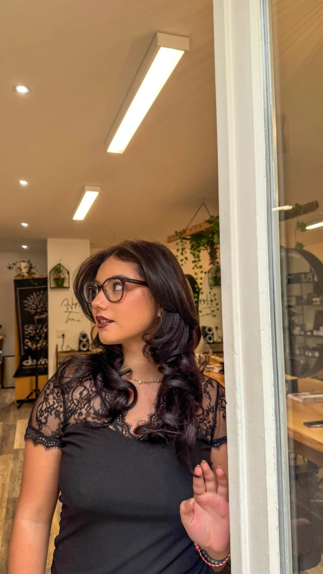 Du naturel au glamour… 😍 
Brushing + gloss = combo parfait 💄✨ 

Prête pour briller 💫

#glamhair #brushinglove #avantaprescheveux #hairvibes #transformationcapillaire