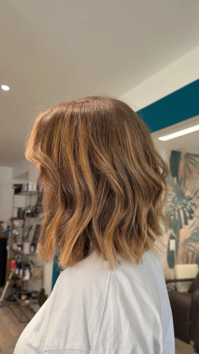 Envie de changement ✨

On a illuminé la chevelure avec un balayage tout en douceur, puis on a créé un carré moderne pour structurer le tout. 

Résultat : plus de lumière, plus de relief et un look totalement transformé 🤍 

Tu oserais le carré toi ? 👀 

📍Sur rendez-vous