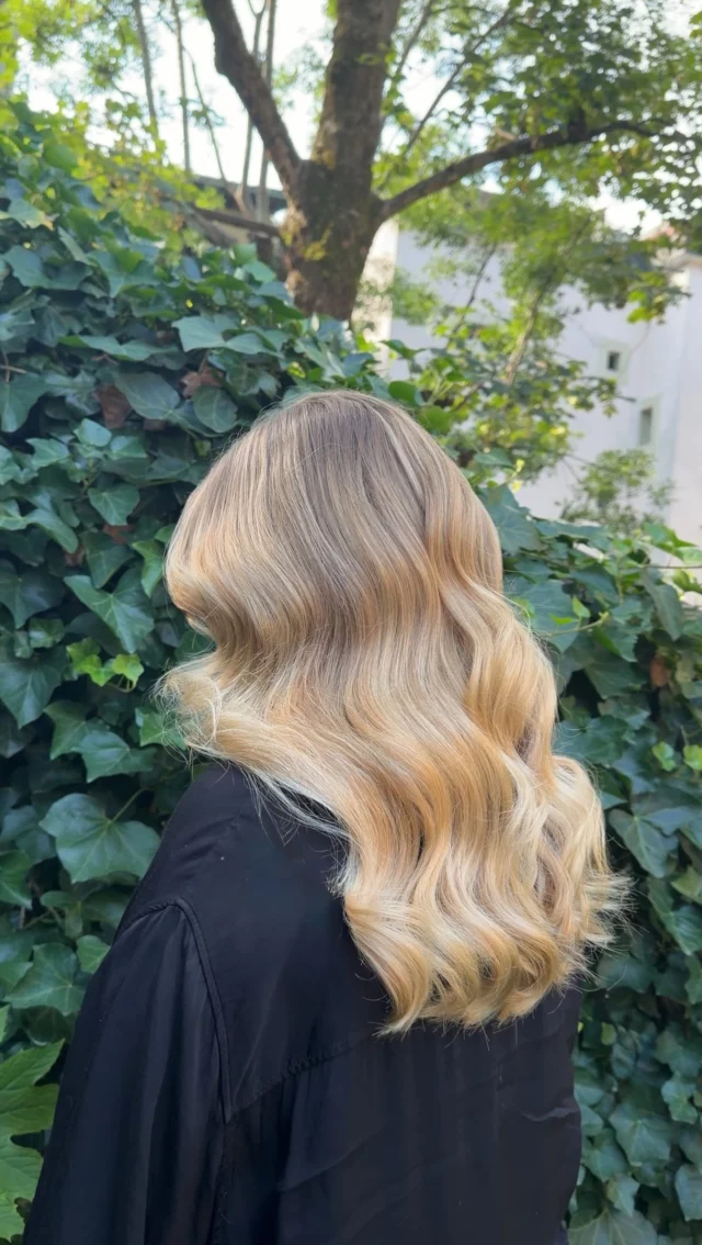 ✨ AIRTOUCH BALAYAGE ✨

Pourquoi l’AirTouch plutôt qu’un balayage classique ? 

Parce qu’ici, on recherche le fondu parfait. 🤍 

Des mèches ultra fines, une lumière sur mesure et une transition presque invisible à la repousse.

Le résultat ? Un blond multidimensionnel, naturel et lumineux, avec une repousse beaucoup plus douce. ✨

#airtouch #airtouchbalayage #balayage #blond #blondhaır