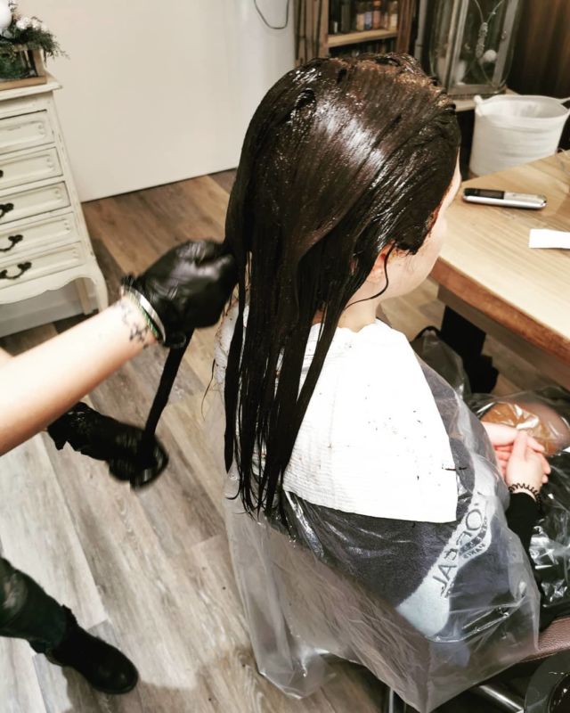 Changement couleur et coupe💇‍♀️💇‍♀️💆‍♀️ °couleur par @sofielaborde
°coupe par @anca_hair_dresser

#NoMadStyle #HAIRDRESSER #hairsalon #loreal #davines #tokioinkarami #hairart #hairgoals #haircolor #haircut #coloriste #lausanne #suisse #hairart
